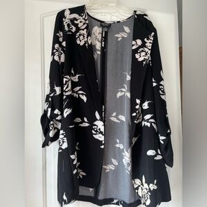 Soho Black And White Floral Kimono Size Small